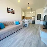 Апартаменты 1bd Ap In La Complex Private And Pool