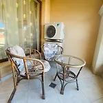 1bd Ap In La Complex Private And Pool *