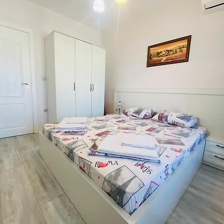 1bd Ap In La Complex Private And Pool Golden Sands