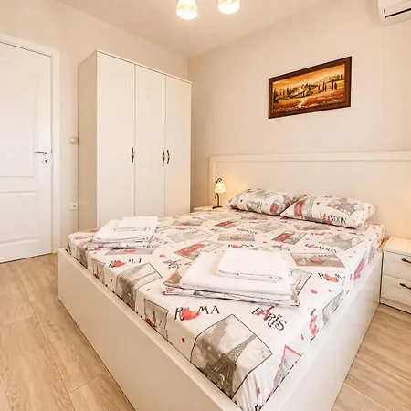 1bd Ap In La Complex Private And Pool Апартаменти
