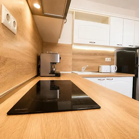 1bd Ap In La Complex Private And Pool Апартаменти