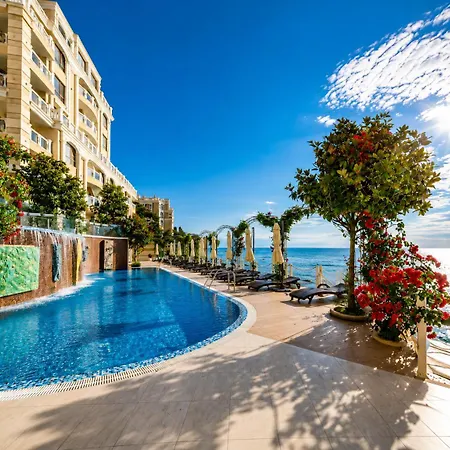 1bd Ap In La Complex Private And Pool Апартаменти